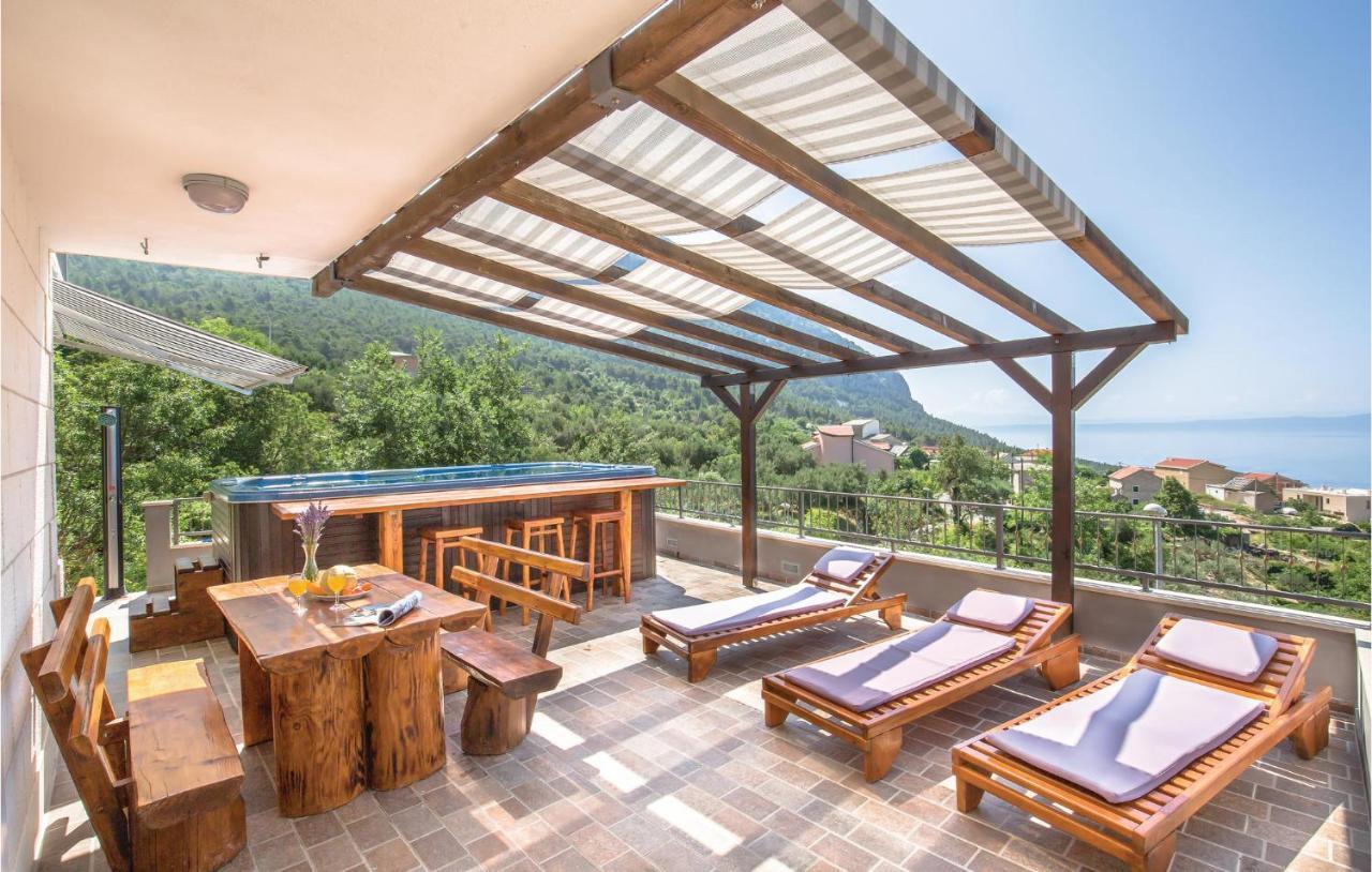 2 Bedroom Beautiful Apartment In Makarska Exterior foto
