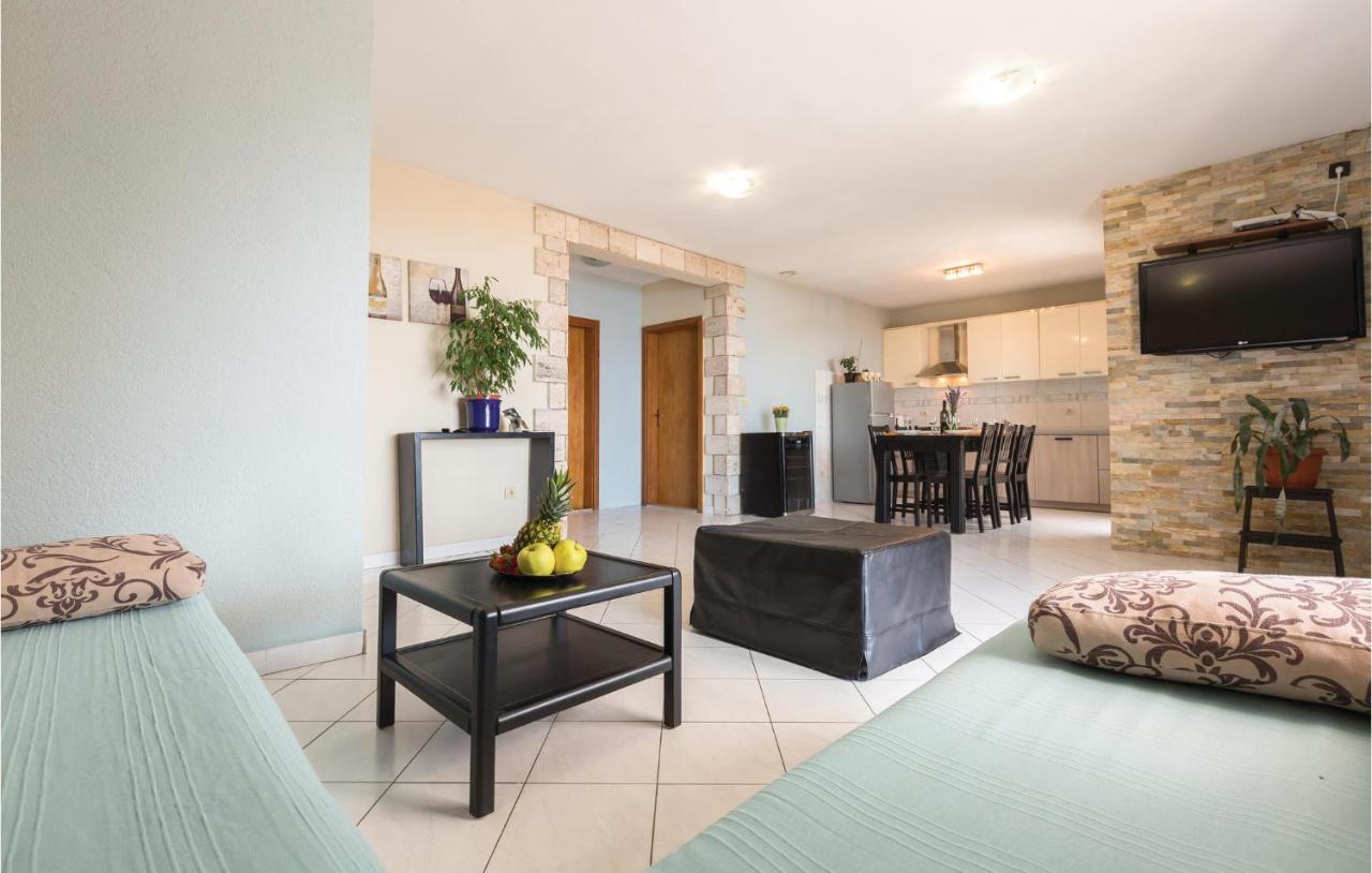 2 Bedroom Beautiful Apartment In Makarska Exterior foto