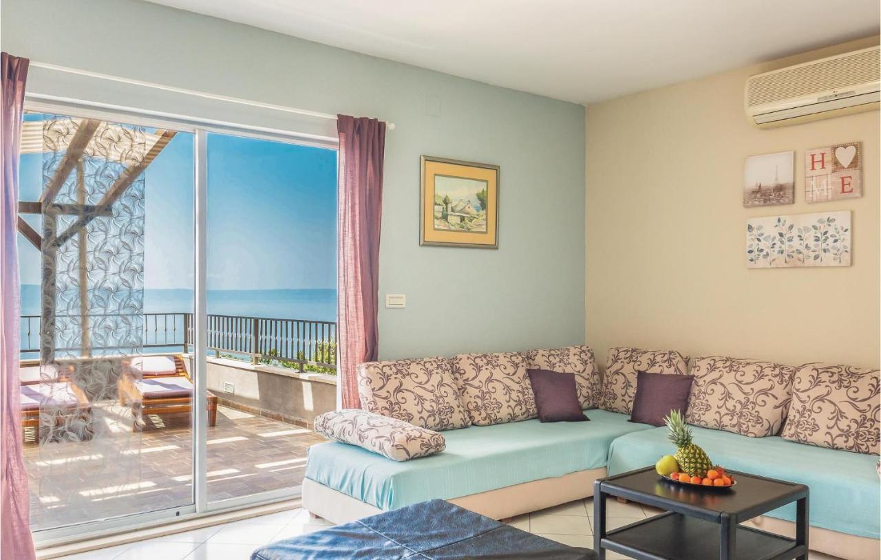 2 Bedroom Beautiful Apartment In Makarska Exterior foto