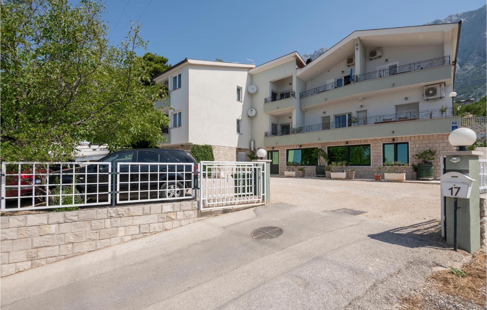 2 Bedroom Beautiful Apartment In Makarska Exterior foto