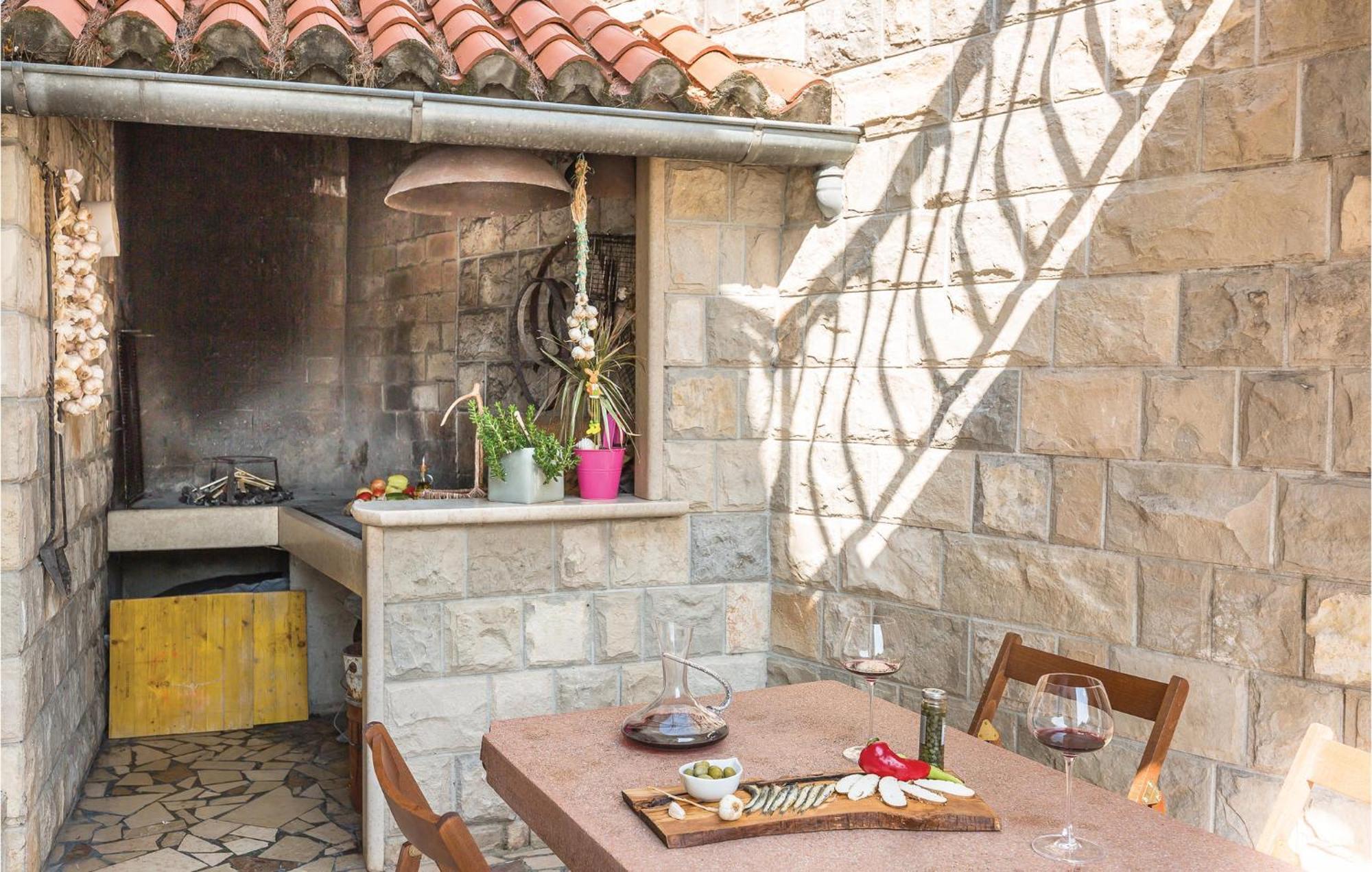 2 Bedroom Beautiful Apartment In Makarska Exterior foto