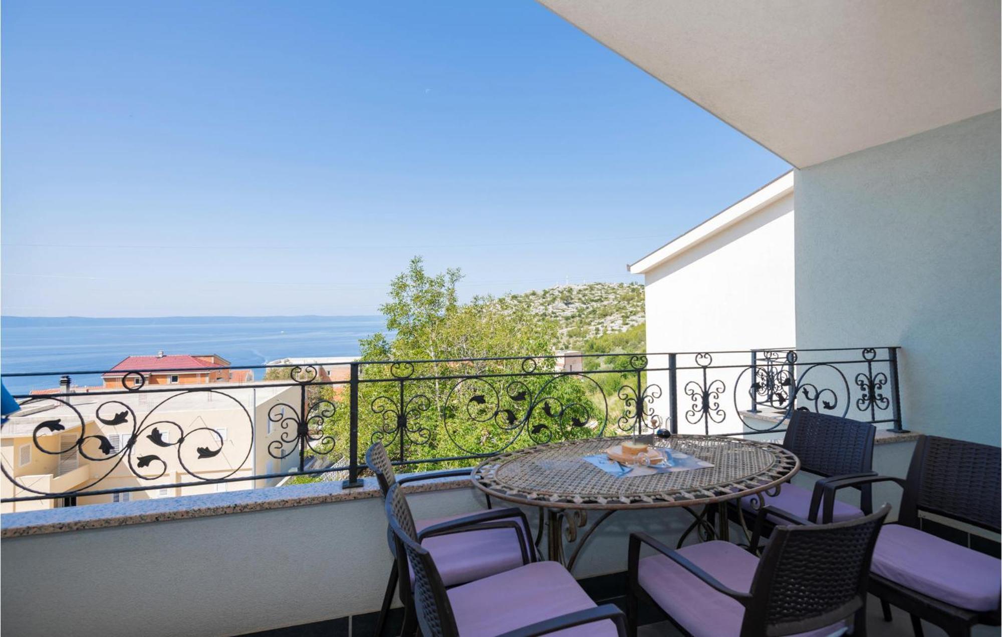 2 Bedroom Beautiful Apartment In Makarska Exterior foto