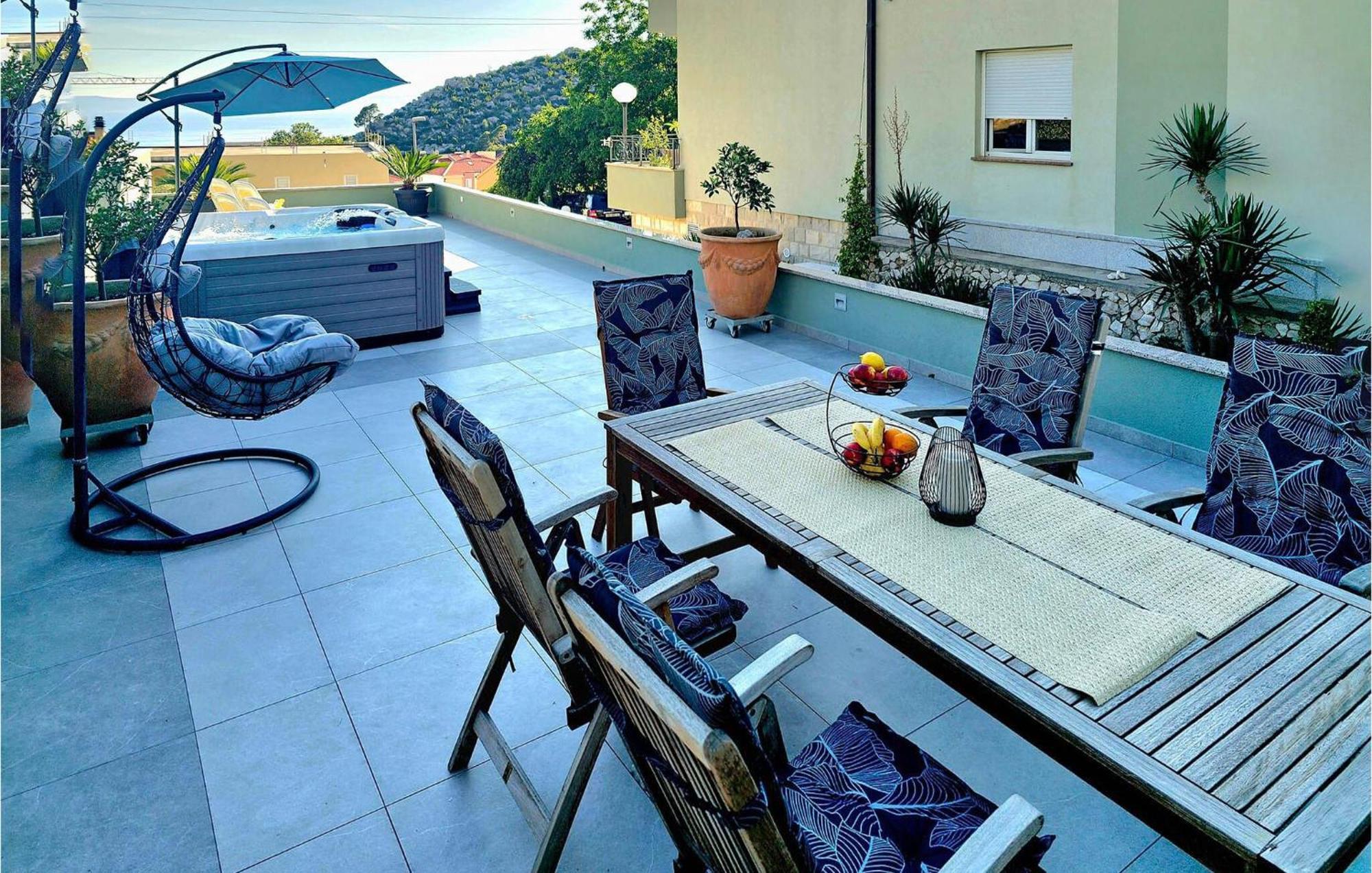 2 Bedroom Beautiful Apartment In Makarska Exterior foto